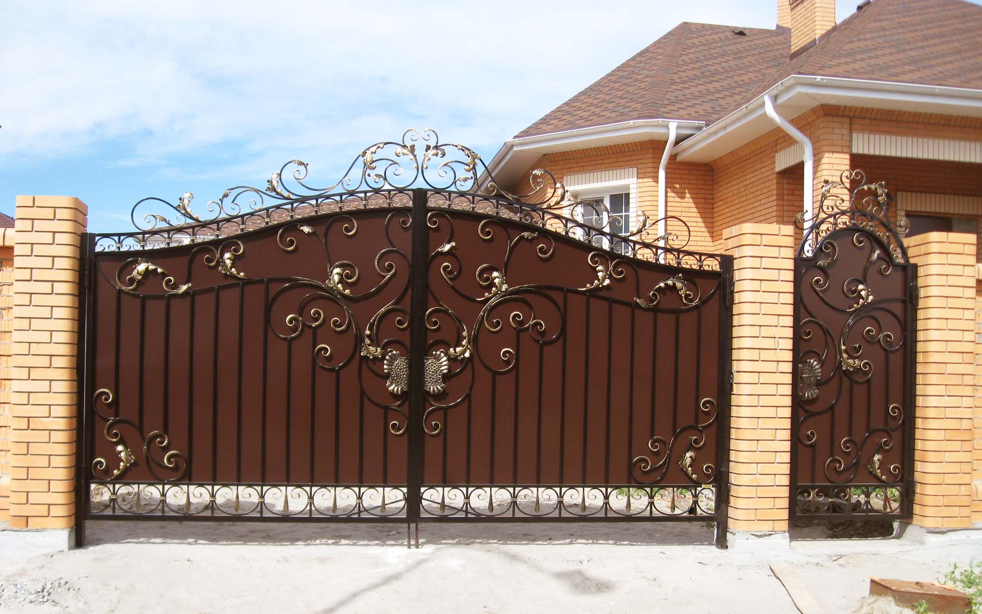 Кованые ворота и калитки для частного дома фото из профнастила